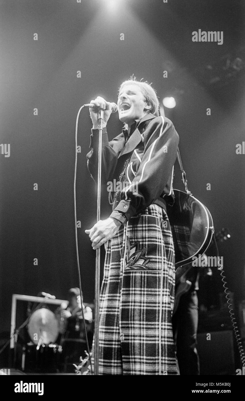 Steve Harley of the British Pop rock group Cockney Rebel, performing at the Hammersmith Odeon in London in 1976. Stock Photo