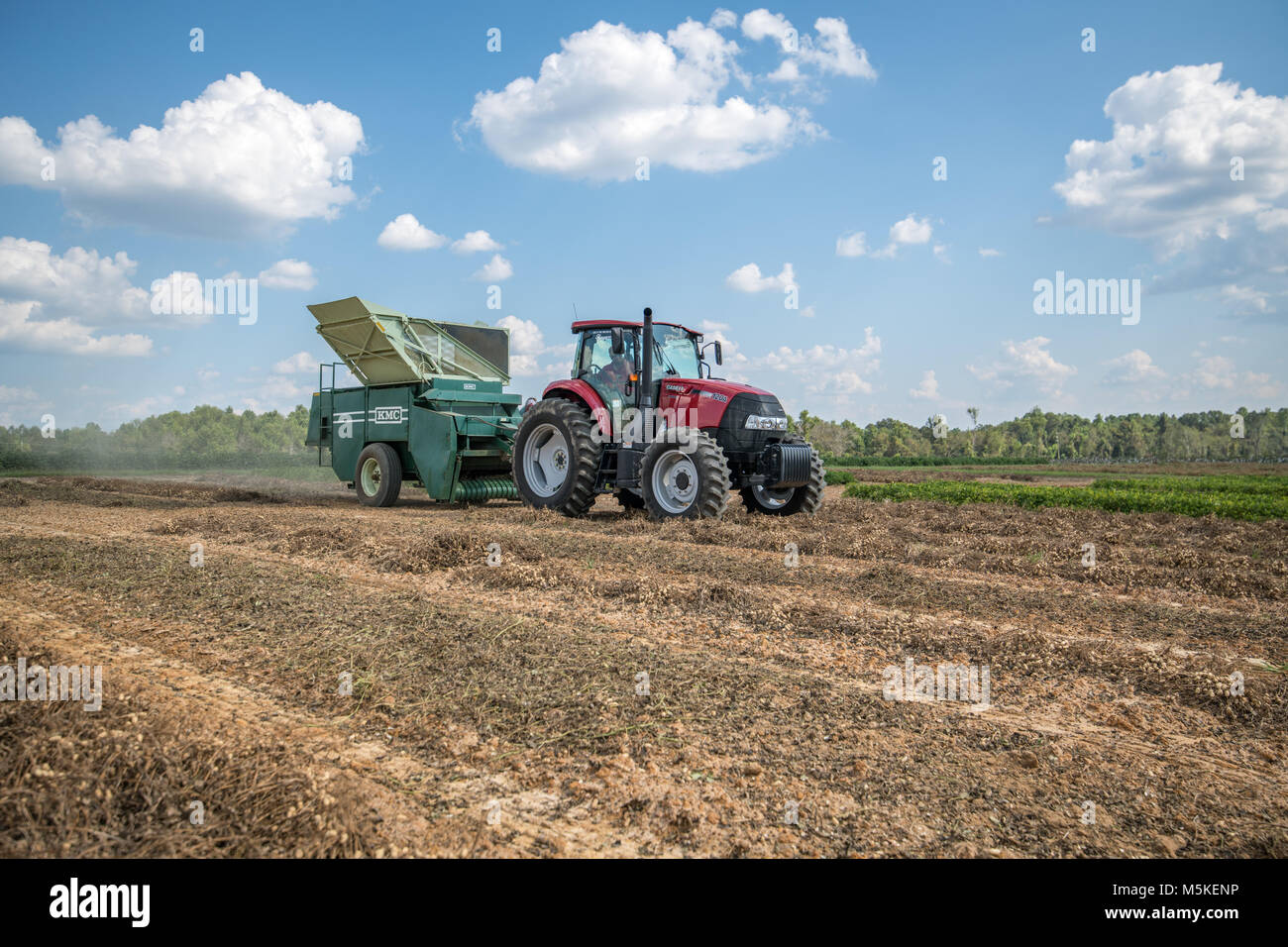 Tractor pulling combine hires stock photography and images Alamy
