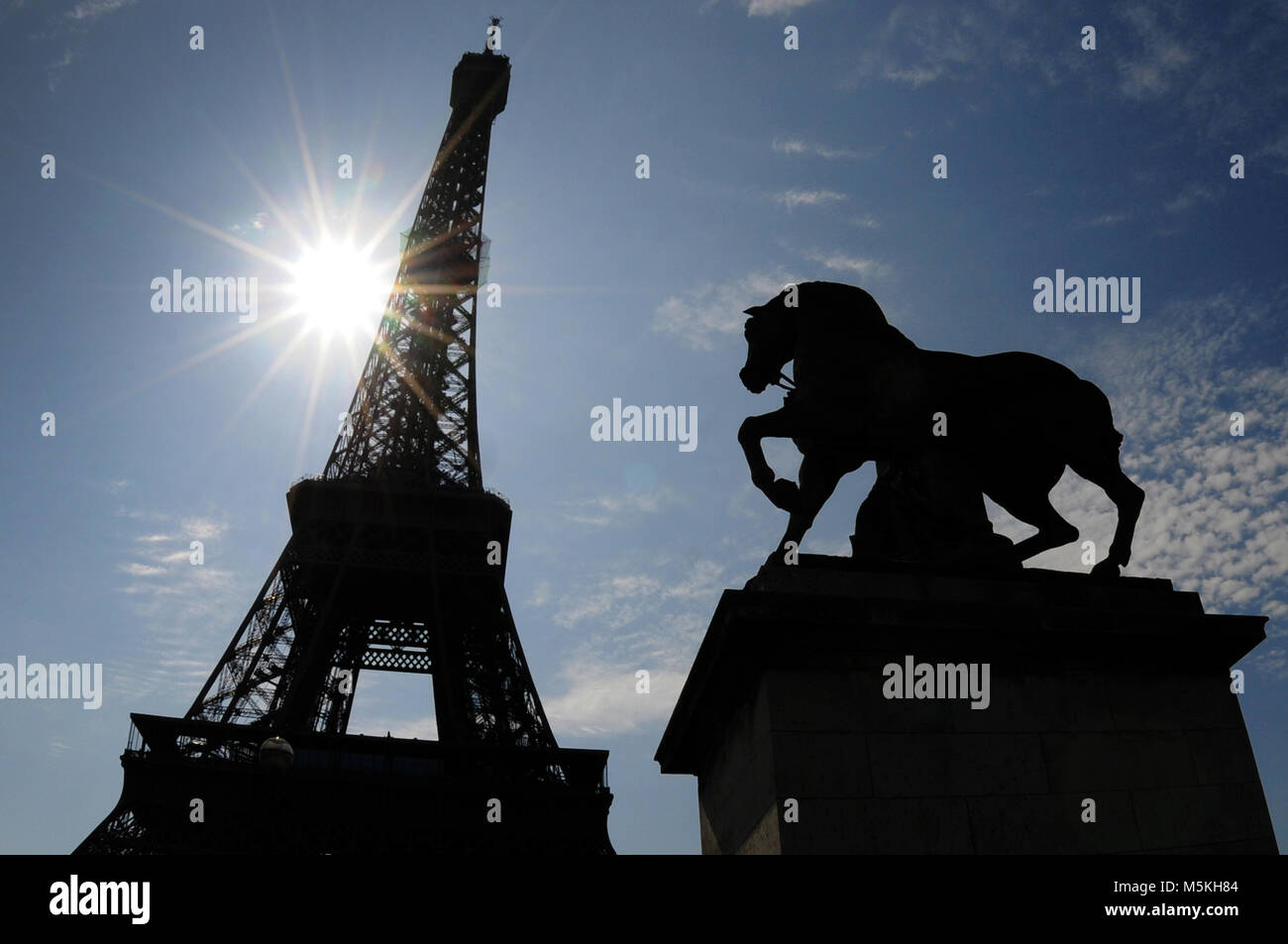 Horse statue and eiffel tower hires stock photography and images Alamy
