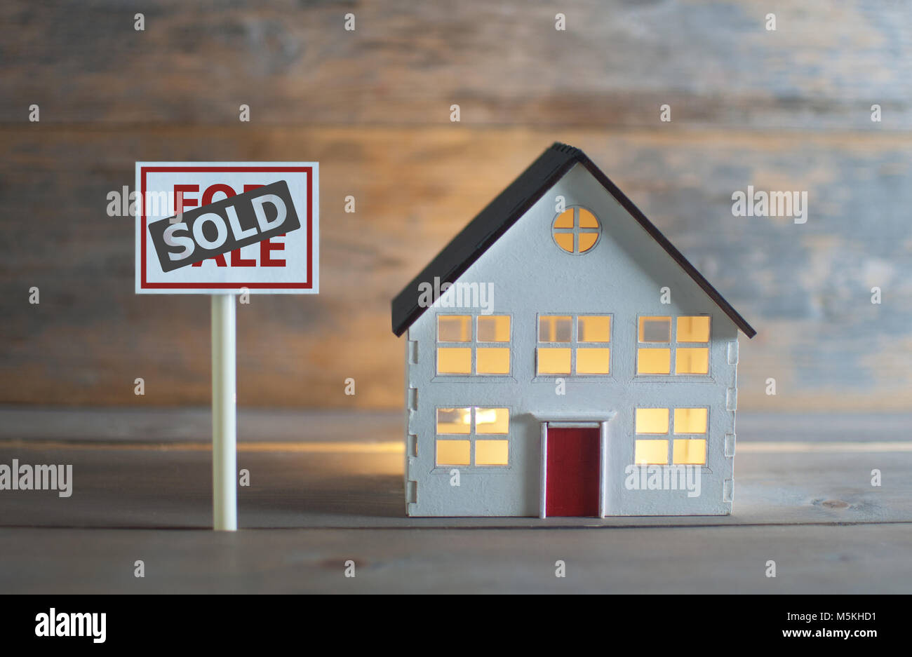 Small home sold sign hi-res stock photography and images - Alamy