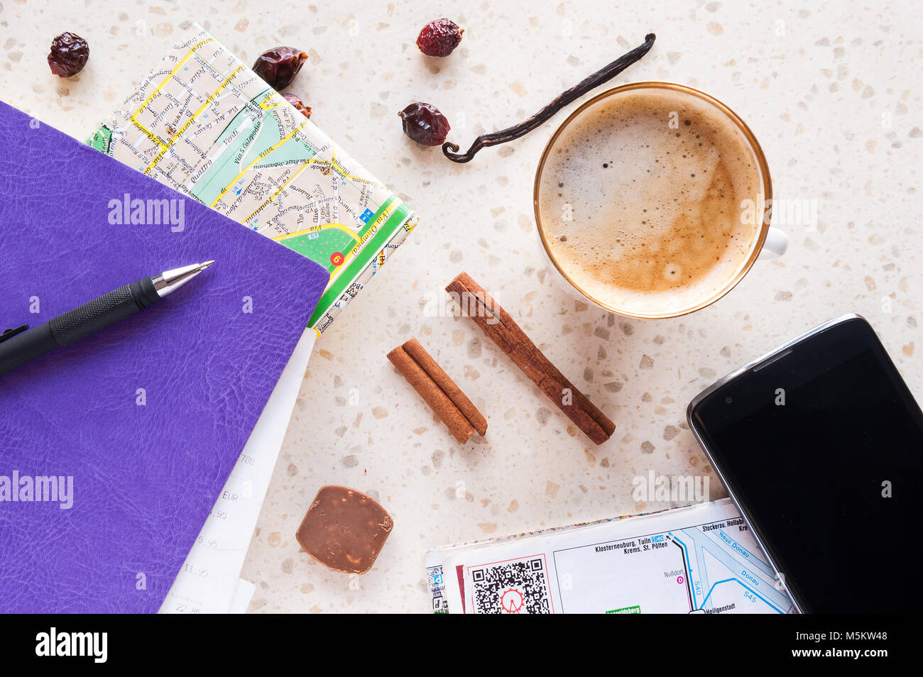 City coffee map hi res stock photography - Cup Of Coffee With Vanilla And Canella Map Of City M5KW48