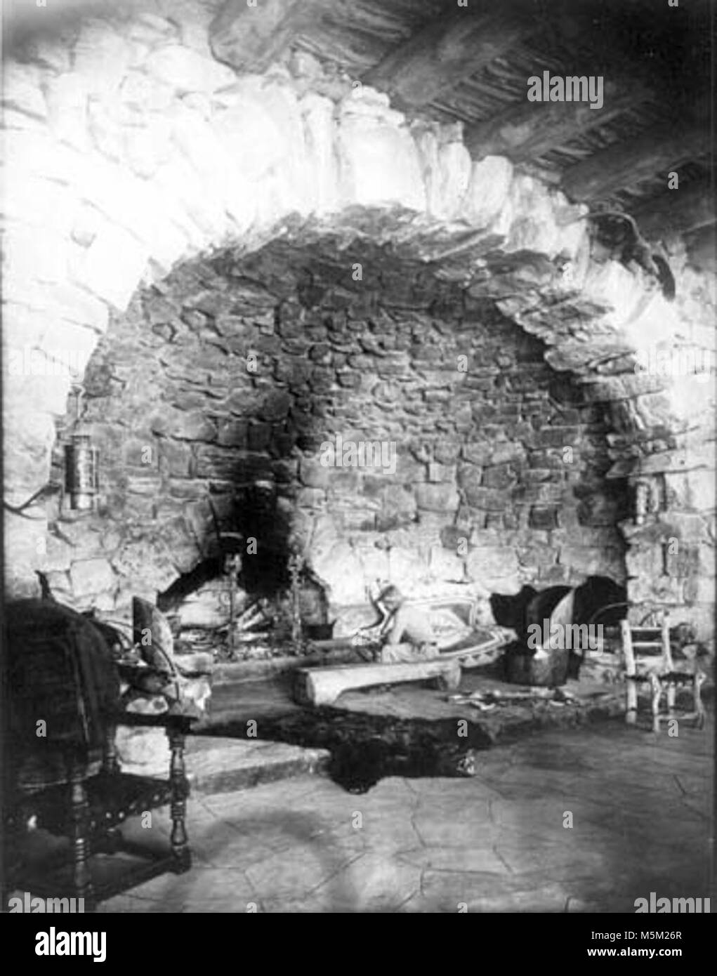 Grand Canyon Historic- Hermits Rest Interior c  . Harveycar guide at hermits rest fireplace, looking south.  Mounted eagle above. Hermit rim road (W rim drive)  Circa 1916.  Fred harvey company photo. Stock Photo