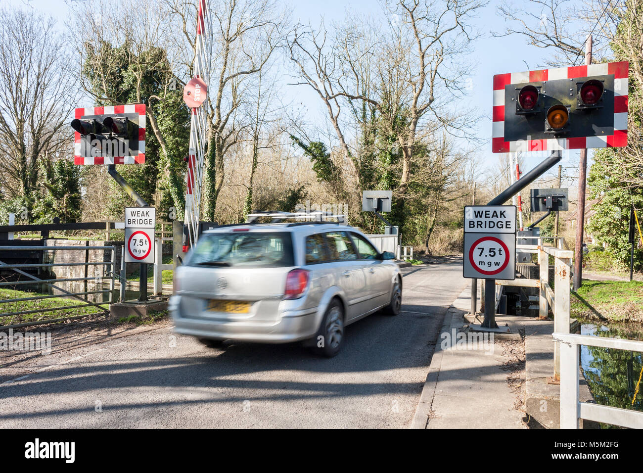 Car drives over swing bridge on the Kennet and Avon Canal at Ufton Nervet, Berkshire, England, GB, UK Stock Photo