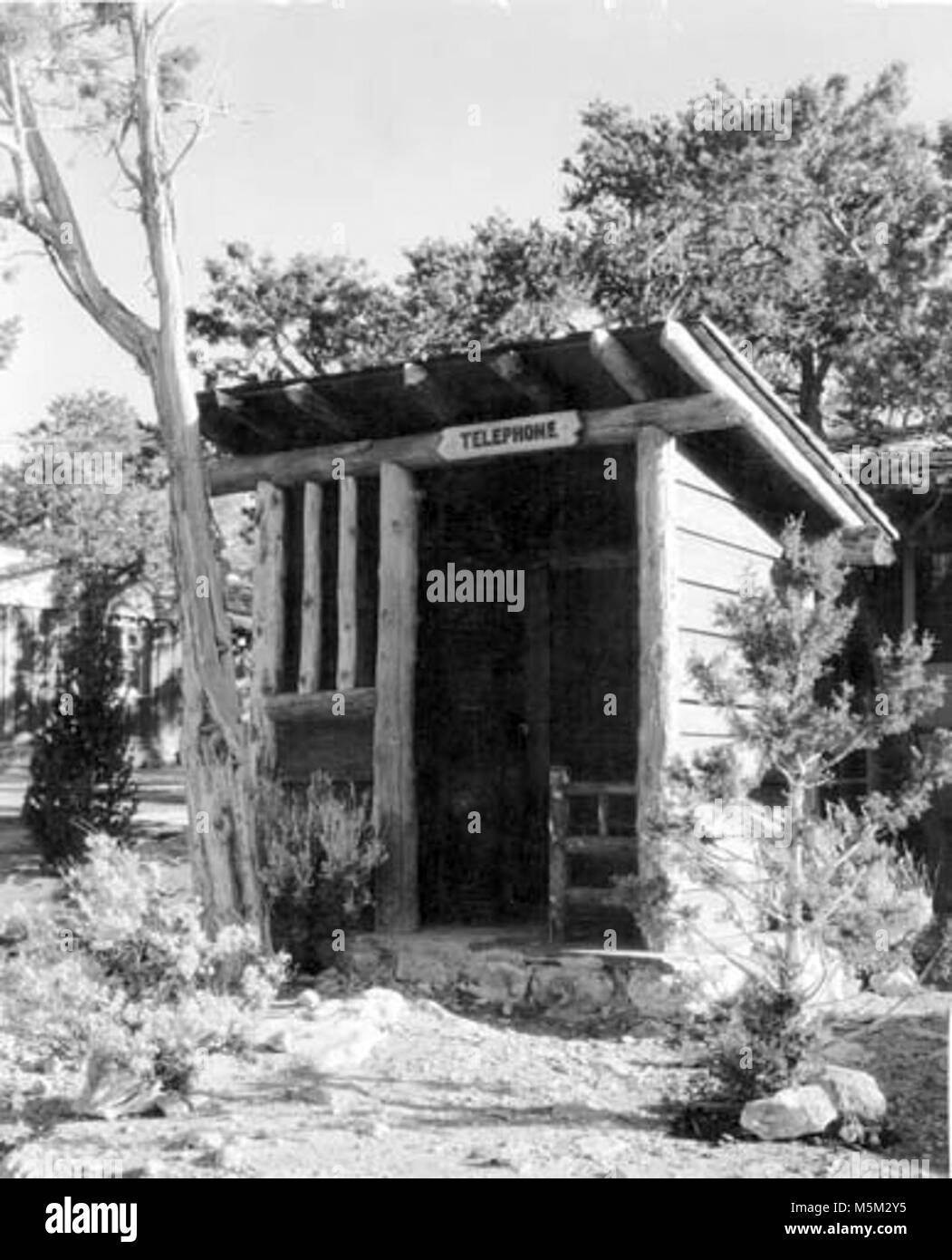 Grand Canyon Historic Bright Angel Lodge Exterior . BRIGHT ANGEL LODGE CABINS TELEPHONE BOOTH.  CIRCA 1940S-1950S. Stock Photo