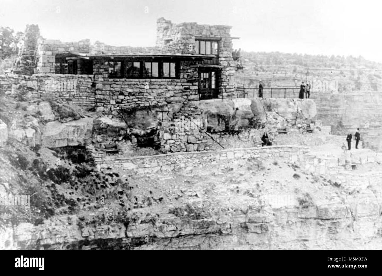 Grand Canyon Historic Lookout Studio  c  . E FACING EXPOSURE OF LOOKOUT STUDIO. VISITORS VIEWING CANYON FROM DIFFERENT LEVELS. CIRCA 1915. FRED HARVEY. Stock Photo