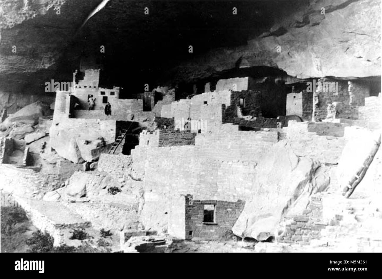 Grand Canyon Historic- Mesa Verde-Reference For Desert View Watchtower . MARY COLTER (L) EXAMINS CLIFF PALACE AT MESA VERDE NP (RESEARCHING DV WATCHTOWER) GRCA 18641 CIRCA 1931 FRED HARVEY CO. Stock Photo