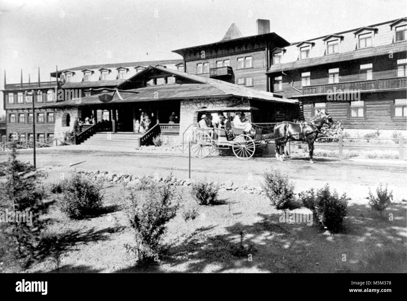 Grand Canyon Historic El Tovar Hotel . 2 HORSE CARRAIGE TO RIGHT OF FRONT ENTRANCE, EL TOVAR HOTEL. FAMILY ON PORCH. CIRCA 1908 Stock Photo