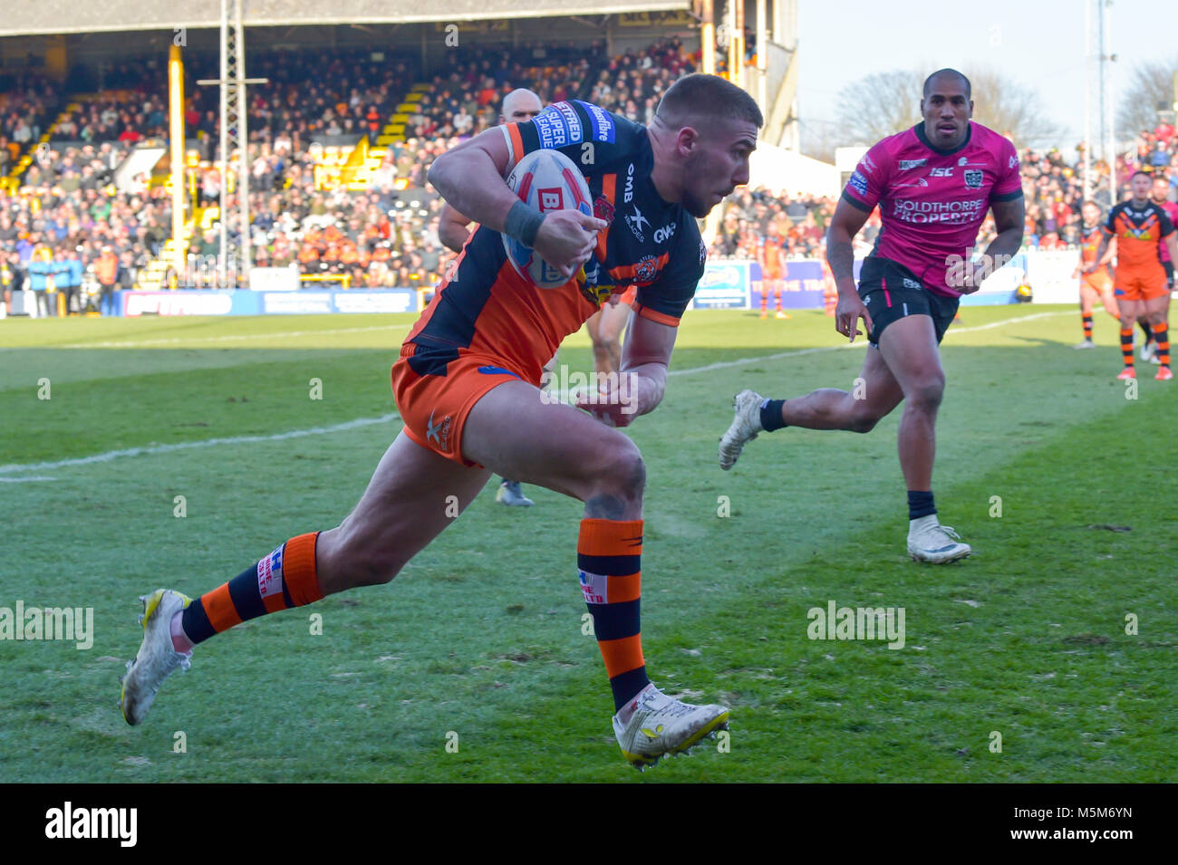 24th February 2018 , Mend-A-Hose Jungle, Castleford, England; Betfred Super League rugby, Castleford Tigers versus Hull FC; Greg Minikin goes to score a try Stock Photo