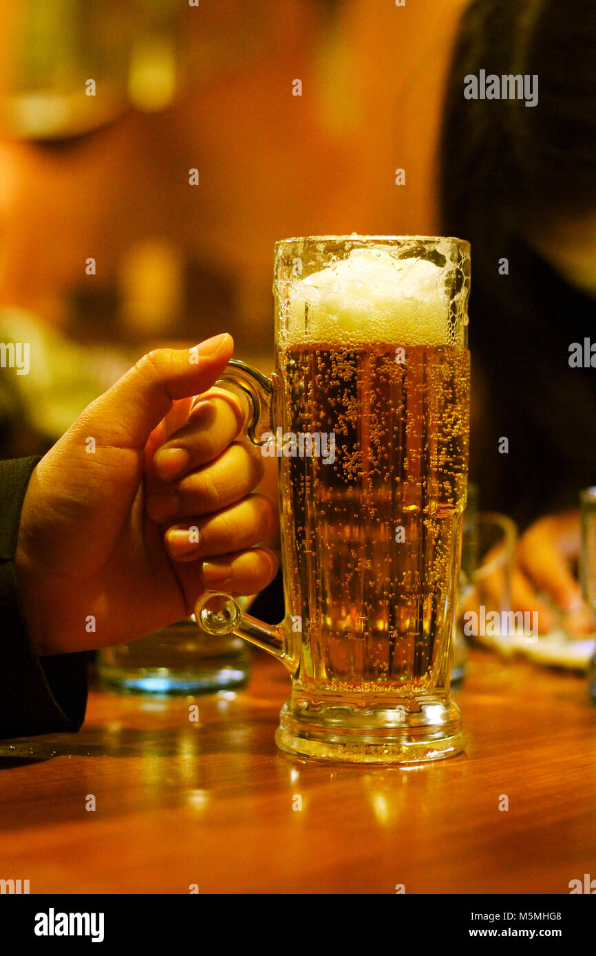 beer glass in hand Stock Photo Alamy