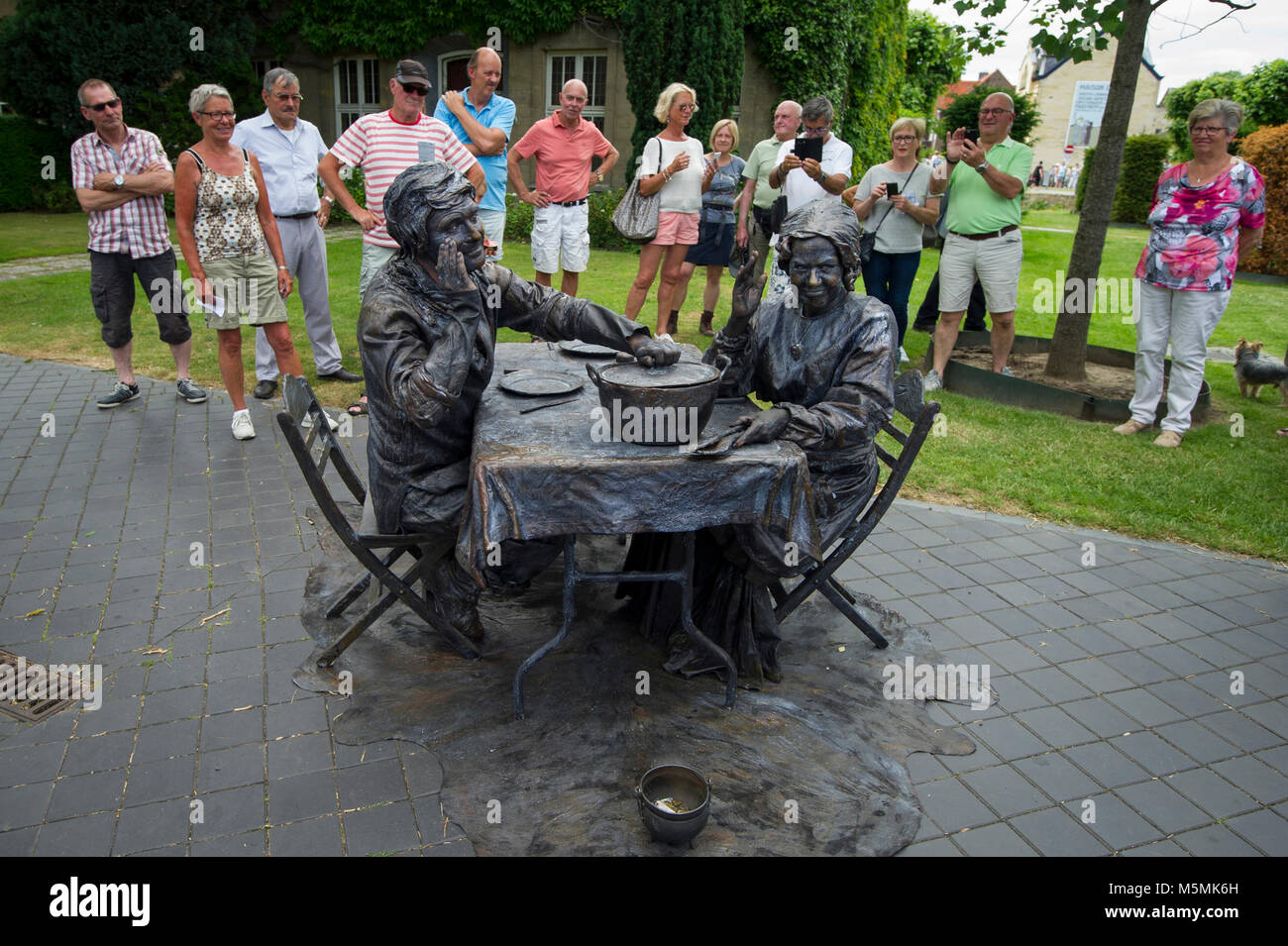 Living statues hires stock photography and images Alamy