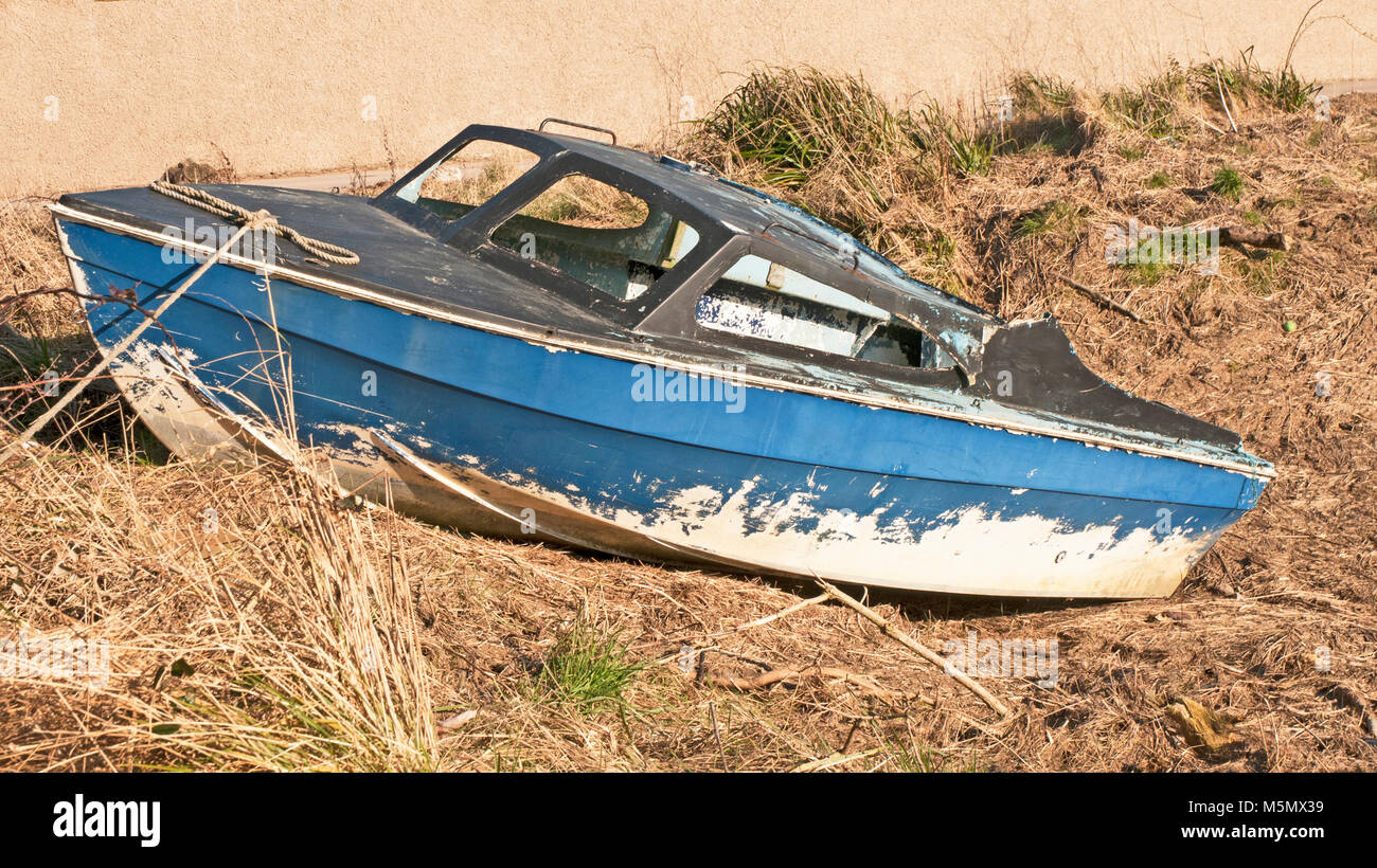 Broken sail boat hires stock photography and images Alamy