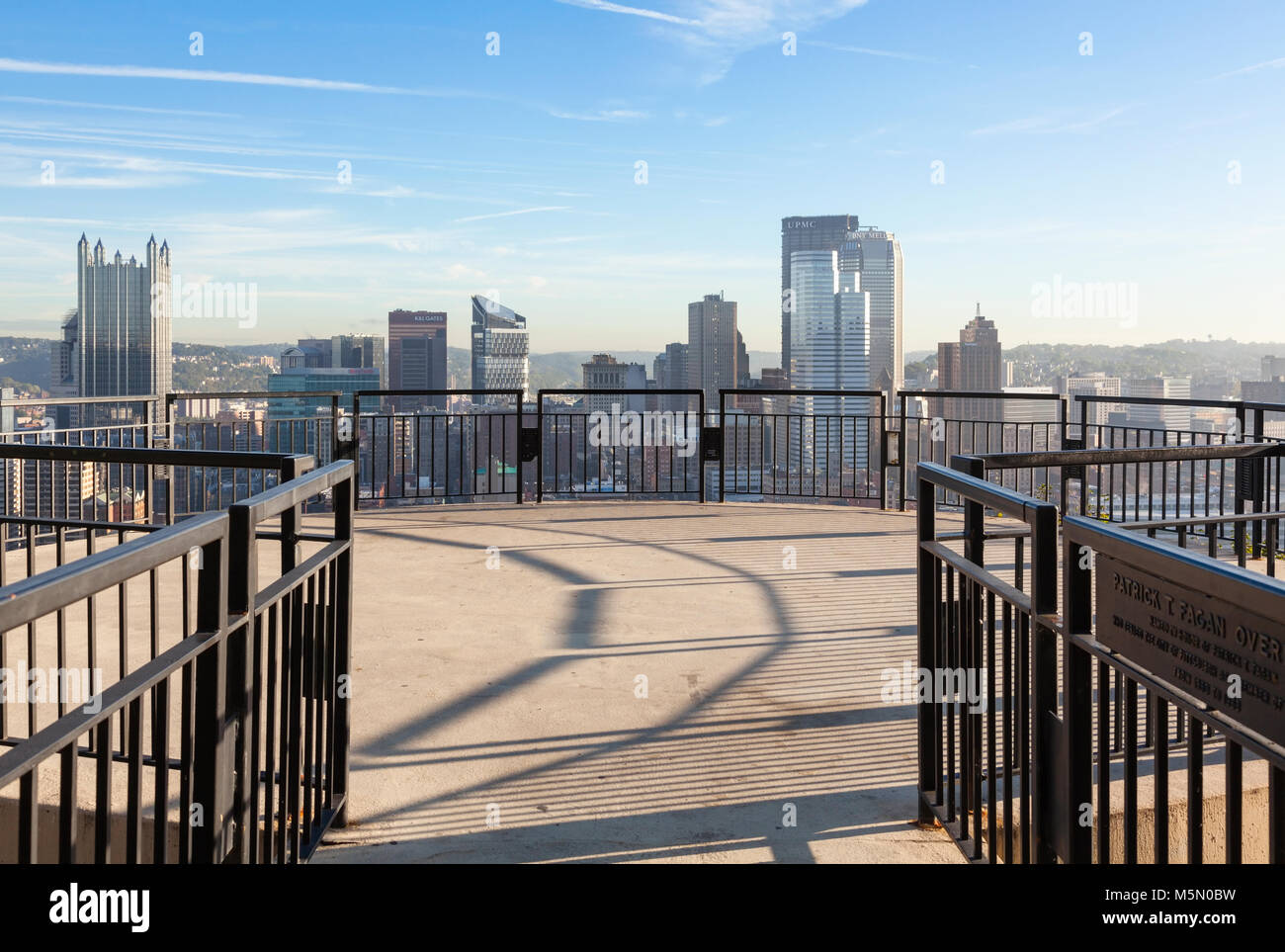 The Patrick T. Fagan Overlook at Emerald View Park with the downtown Pittsburgh skyline in the background. Pittsburgh, Pennsylvania, USA. Stock Photo
