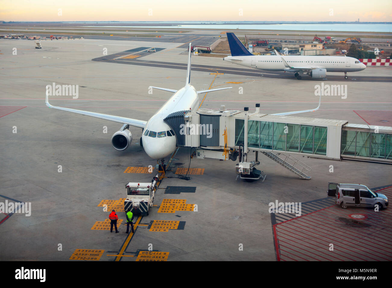Airplane at the terminal gate ready for takeoff Stock Photo - Alamy