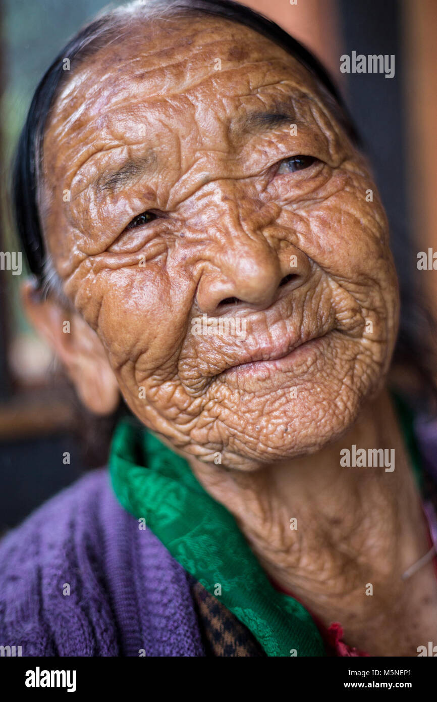 Old woman hi-res stock photography and images - Alamy