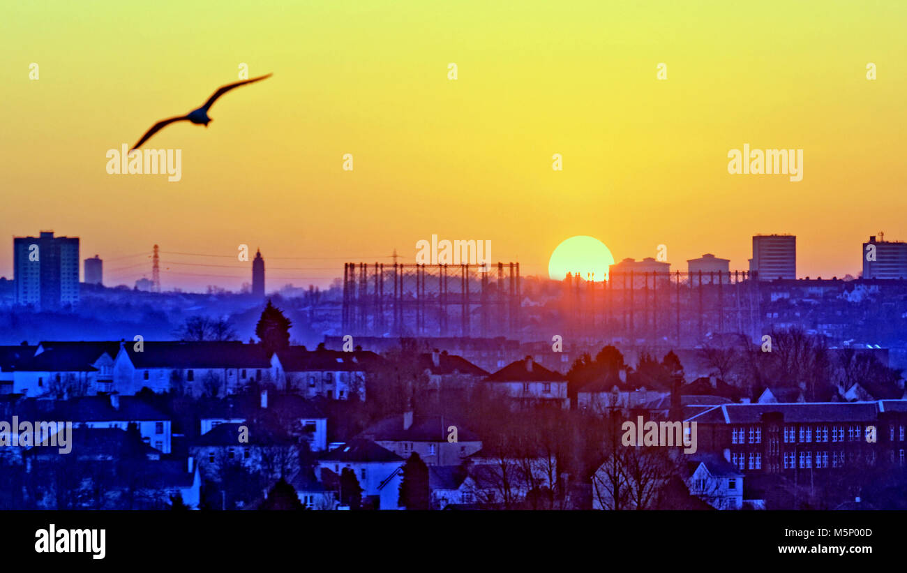 Glasgow, Scotland, UK. 25th February, 2018.UK Weather: Cold start and a colourful sky as the beast from the east weather gives a frosty start to the west end  of Glasgow. Gerard Ferry/Alamy Live News Stock Photo