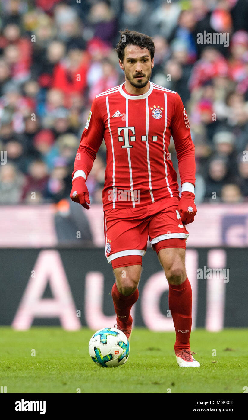 24 Febuary 2018, Germany, Munich: German Bundesliga soccer match between Bayern Munich and Hertha BSC, Allianz Arena. Bayern's Mats Hummels in action. Photo: Matthias Balk/dpa - Nutzung nur nach vertraglicher Vereinbarung Stock Photo