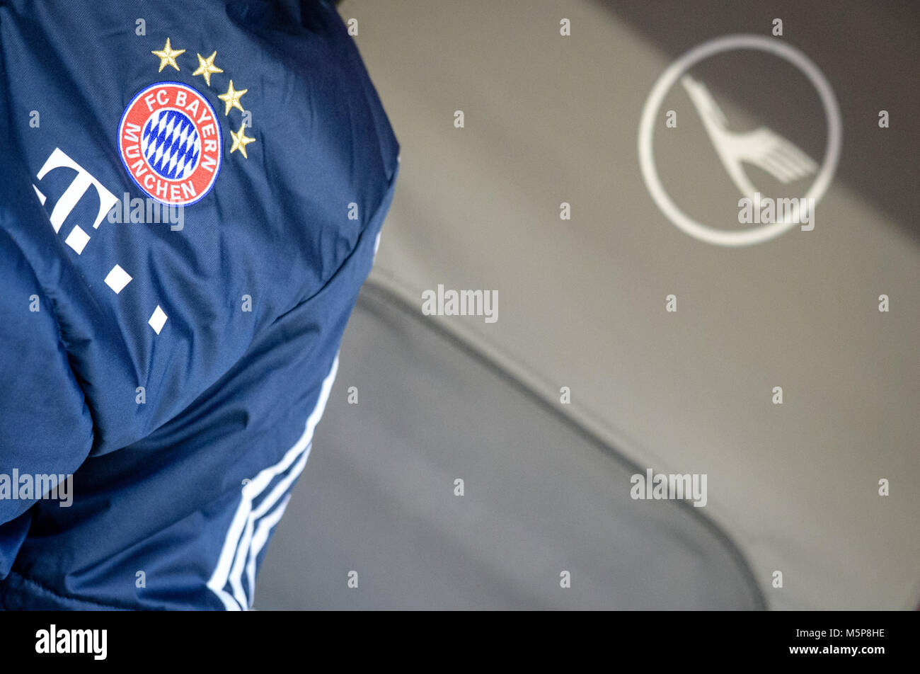 24 Febuary 2018, Germany, Munich: German Bundesliga soccer match between Bayern Munich and Hertha BSC, Allianz Arena. Lufthansa's logo beside Bayern's assistant coach Gerland on the bench. Photo: Matthias Balk/dpa - Nutzung nur nach vertraglicher Vereinbarung Stock Photo