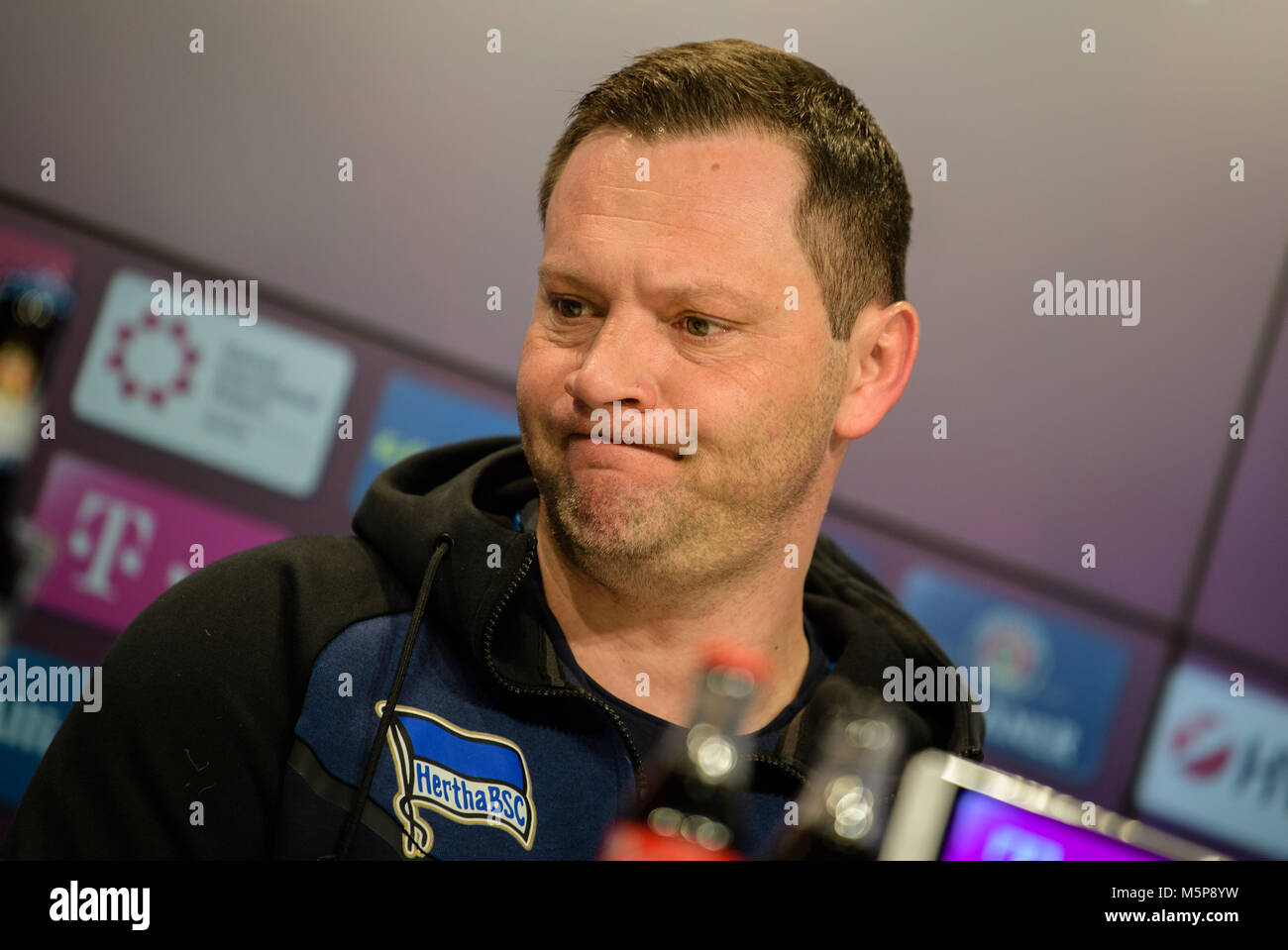 24 Febuary 2018, Germany, Munich: German Bundesliga soccer match between Bayern Munich and Hertha BSC, Allianz Arena. Hertha's coach Pal Dardai looks at the ground during the press conference after the game. Photo: Matthias Balk/dpa - Nutzung nur nach vertraglicher Vereinbarung Stock Photo