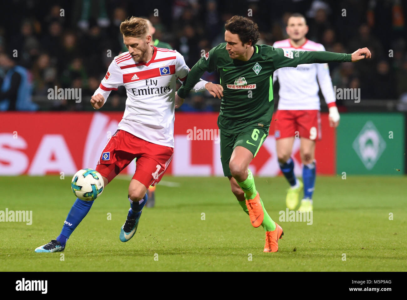 24 Febuary 2018, Germany, Bremen, German Bundesliga soccer match between Werder Bremen and Hamburger SV, Weserstadion: Werder's Thomas Delaney in action against Hamburg's Aaron Hunt (L). Photo: Carmen Jaspersen/dpa - Nutzung nur nach vertraglicher Vereinbarung Stock Photo