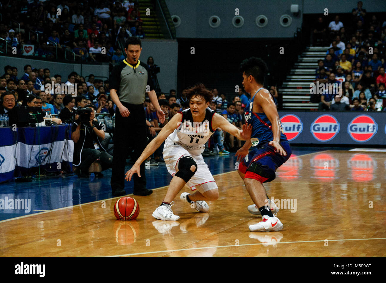 Philippines. 25th Feb, 2018. Naoki Uto (11) scrambles for the ball during the qualifying game at the MOA Arena. The Philippine and Japanese basketball team met at the hardcourt of the Mall of Asia Arena in Pasay City, for the FIBA World Cup 2019 Asian Qualifiers. The Philippines won over Japan, 89-84. Credit: J Gerard Seguia/ZUMA Wire/Alamy Live News Stock Photo