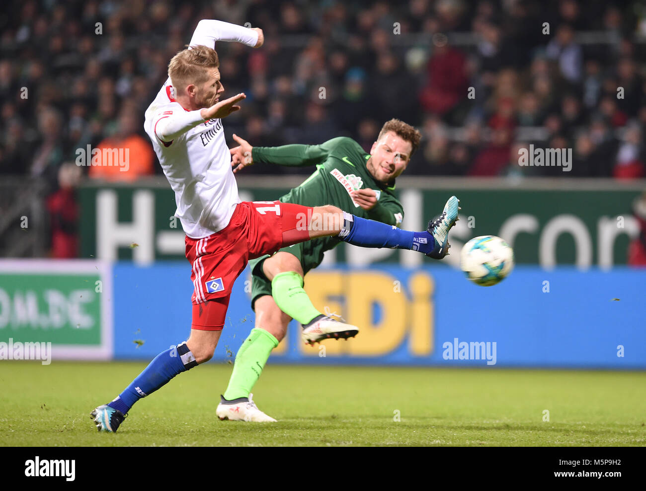 24 Febuary 2018, Germany, Bremen, German Bundesliga soccer match between Werder Bremen and Hamburger SV, Weserstadion: Werder's Philipp Bargfrede in action against Hamburg's Aaron Hunt (L). Photo: Carmen Jaspersen/dpa - Nutzung nur nach vertraglicher Vereinbarung Stock Photo