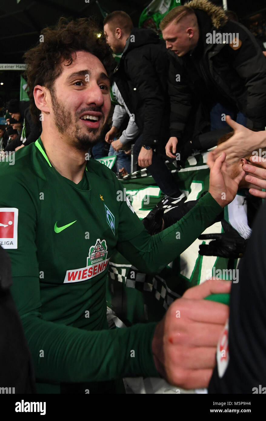 24 Febuary 2018, Germany, Bremen, German Bundesliga soccer match between Werder Bremen and Hamburger SV, Weserstadion: Werder's goal scorer Ishak Belfodil of the 1-0 goal thanks fans after the end of the game. Photo: Carmen Jaspersen/dpa - Nutzung nur nach vertraglicher Vereinbarung Stock Photo