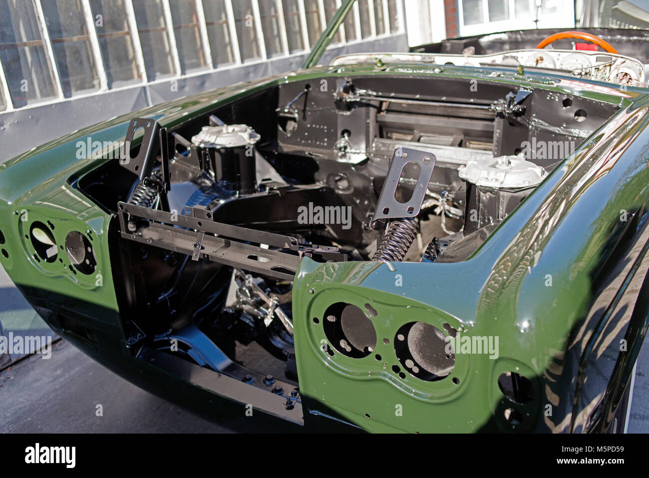 an-engine-of-a-rolls-royce-car-in-a-car-repair-shop-for-restoration-M5PD59.jpg