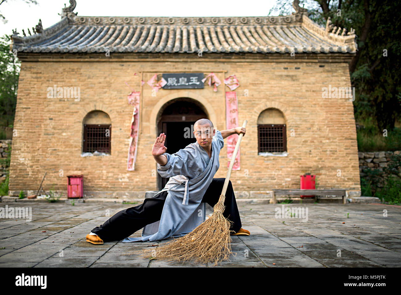 Shaolin Monk In Training Stock Photo Alamy Shaolin Monk In Training Stock Photo Alamy