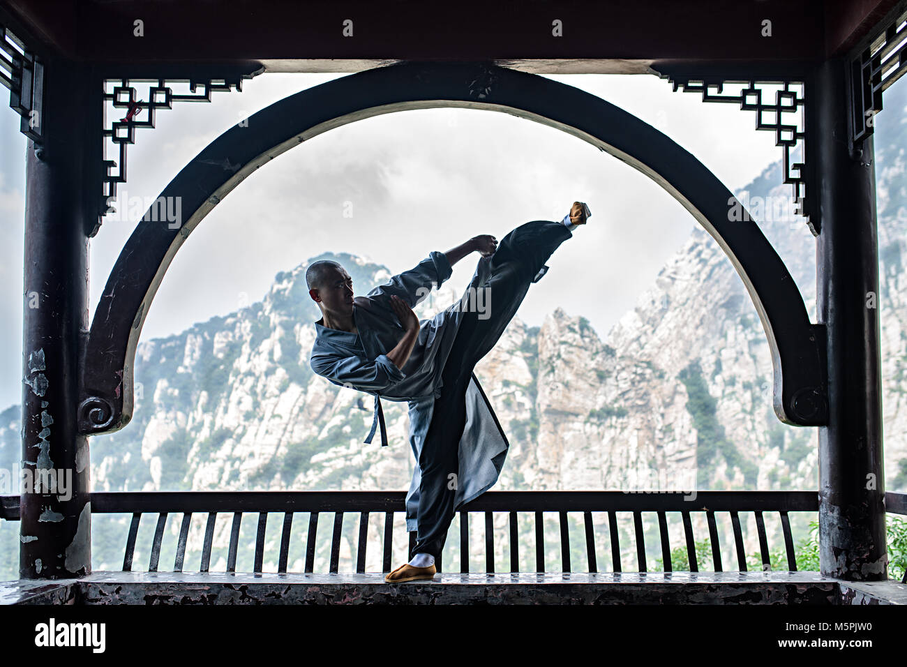 Shaolin Monk In Training Stock Photo Alamy Shaolin Monk In Training Stock Photo Alamy