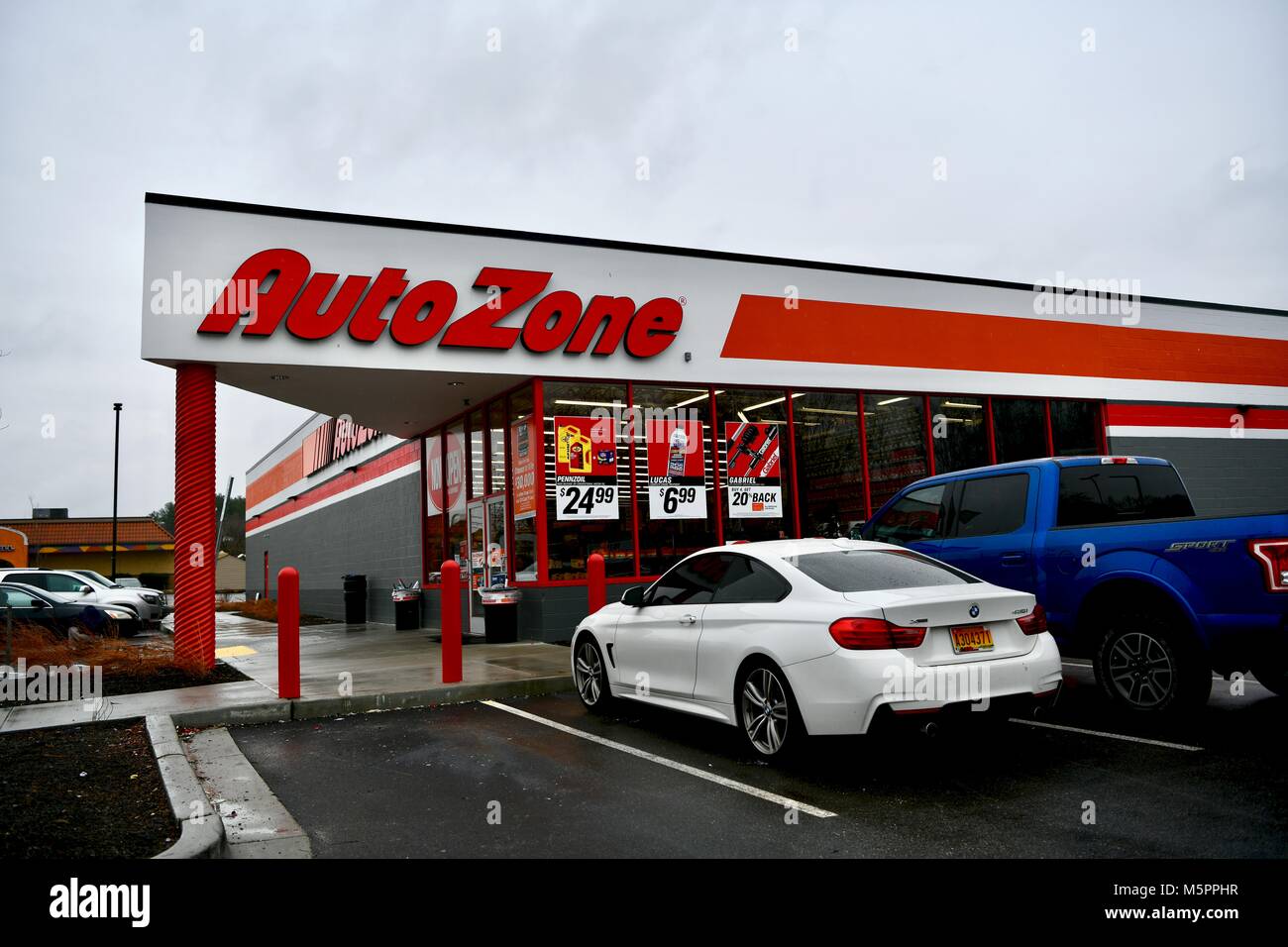 Auto zone car parts hires stock photography and images Alamy