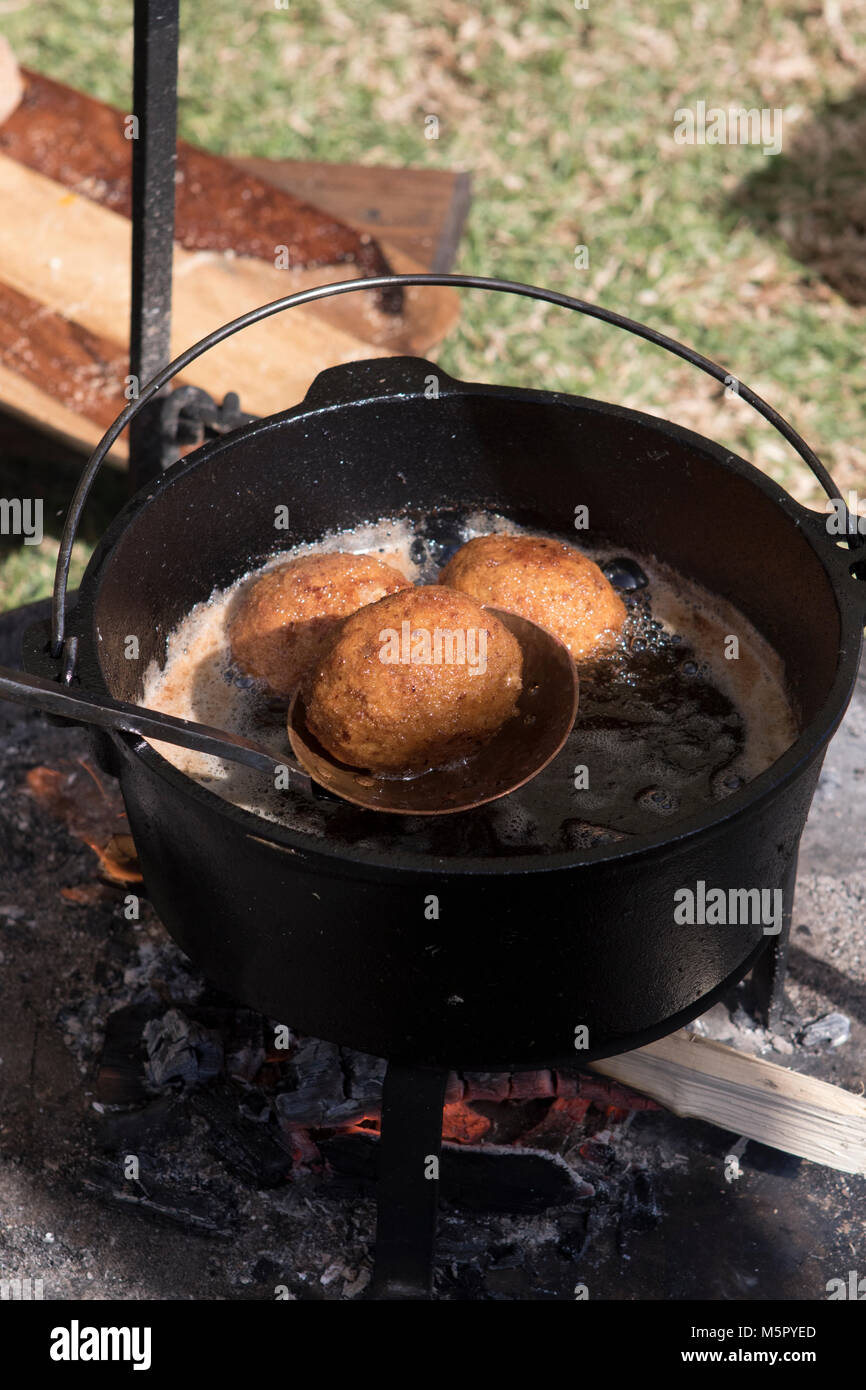 Deep frying hires stock photography and images Alamy