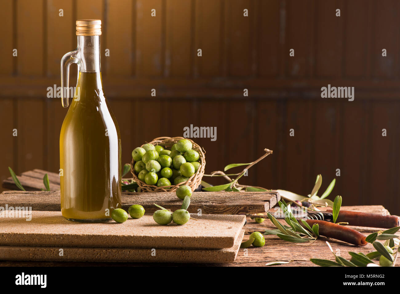 Bottle of extra virgin olive oil Stock Photo - Alamy