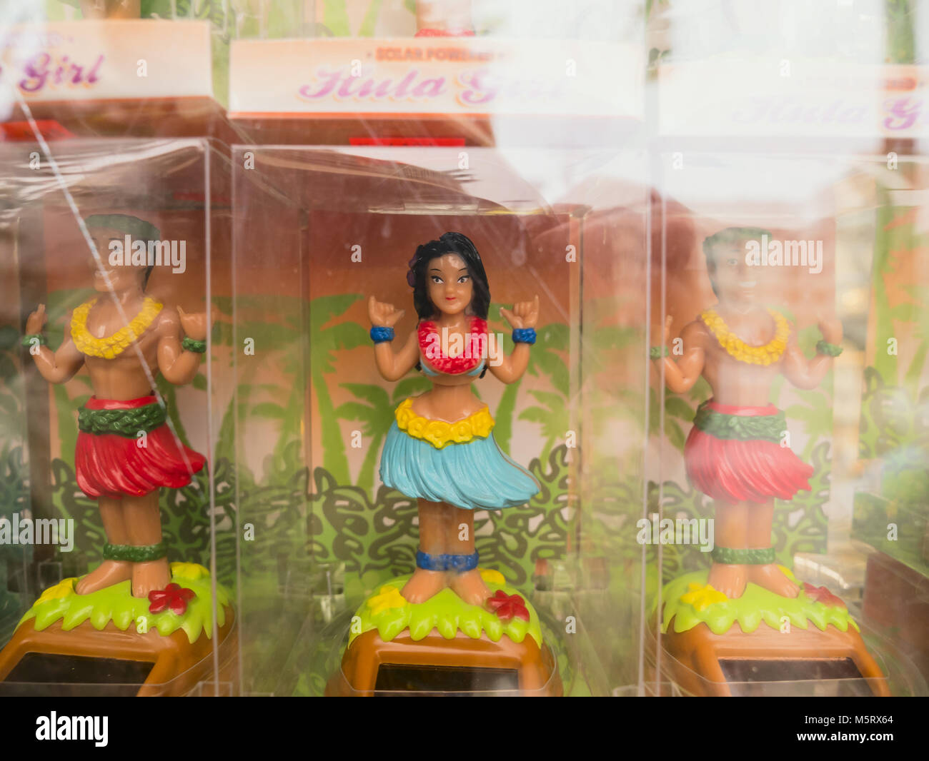 Fuzzy-Dices auf einem Rückspiegel mit einer Hula-Mädchen-Figur auf dem  Armaturenbrett eines Autos aufgehängt Stockfotografie - Alamy