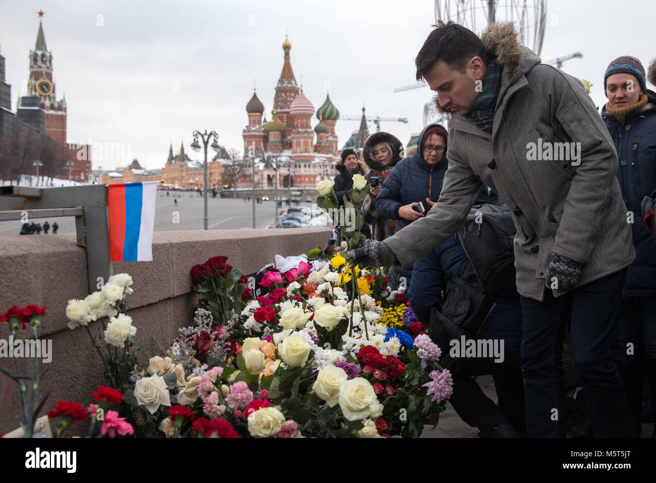 Moscow, Russia. 25th February 2018. People  lay flowers at place of the assassination of Russian opposition leader Boris Nemtsov in  on the eve of the 3rd anniversary of his death. Boris Nemtsov was shot dead on Bolshoi Moskvoretsky Bridge in the evening of February 27, 2015. Credit: Victor Vytolskiy/Alamy Live News Stock Photo