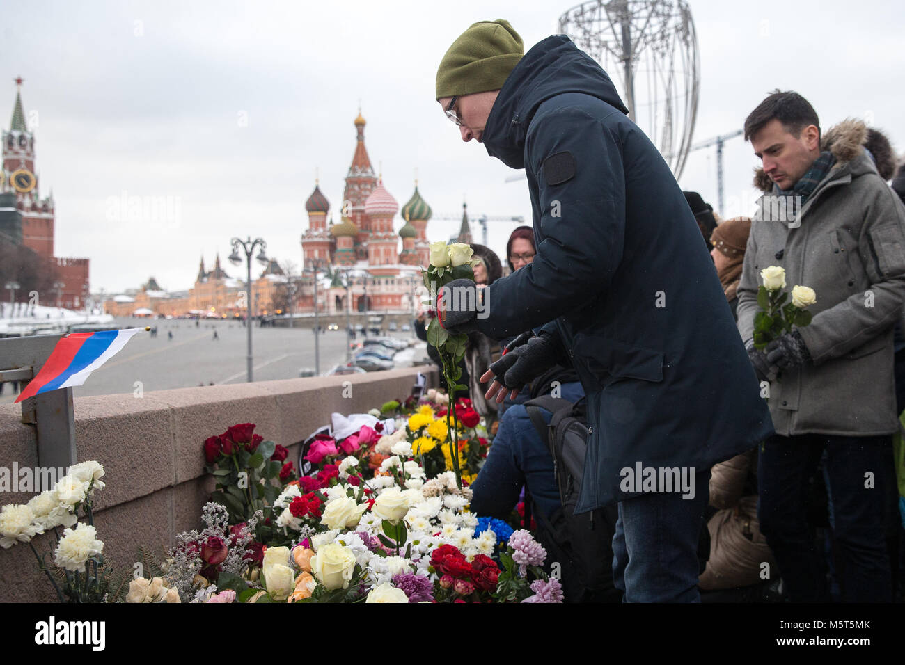 Moscow, Russia. 25th February 2018. People  lay flowers at place of the assassination of Russian opposition leader Boris Nemtsov in  on the eve of the 3rd anniversary of his death. Boris Nemtsov was shot dead on Bolshoi Moskvoretsky Bridge in the evening of February 27, 2015. Credit: Victor Vytolskiy/Alamy Live News Stock Photo