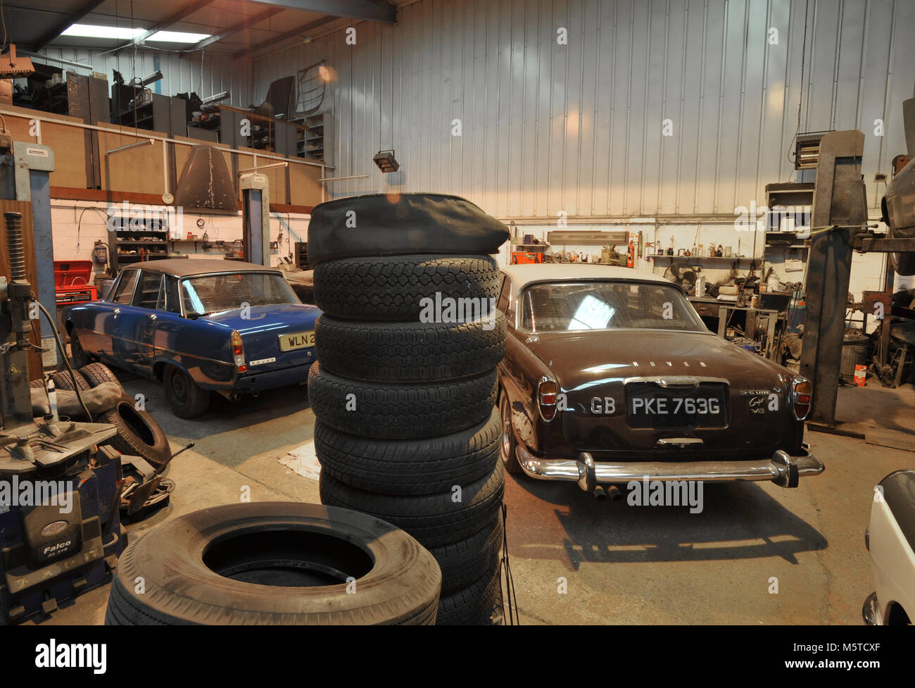 Rover P5B coupe and Rover P6 classic cars in a workshop Stock Photo