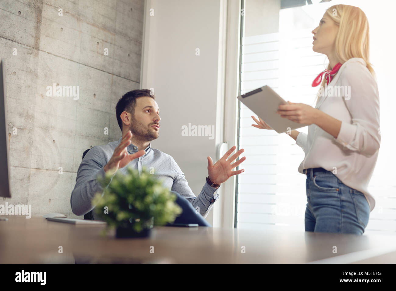 Сотрудник увольняется. Работник и работодатель. Сайферлинг анна викторовна. Стресс в офисе. Ссора в офисе.