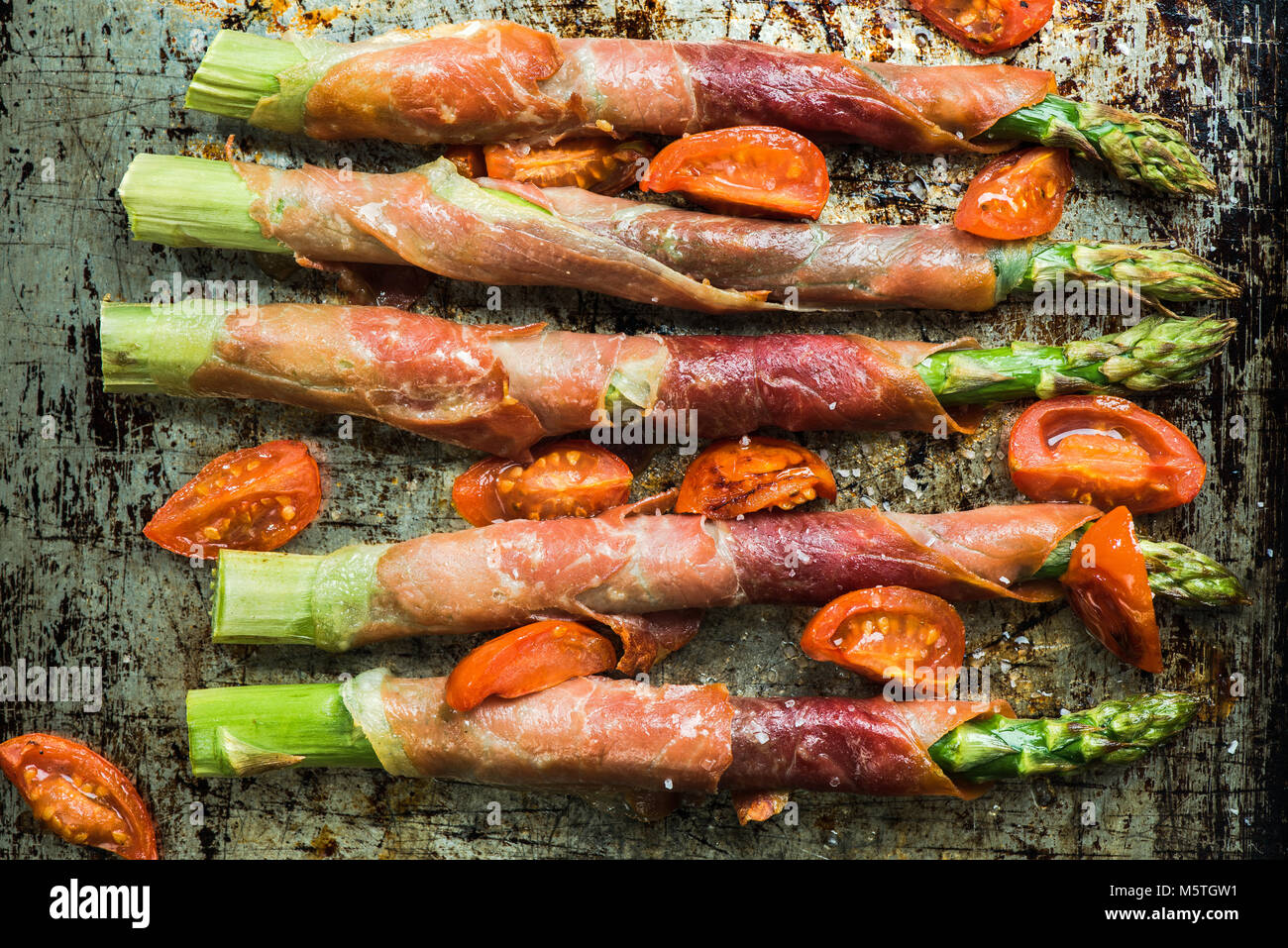 Prosciutto ham wrapped around asparagus Stock Photo - Alamy