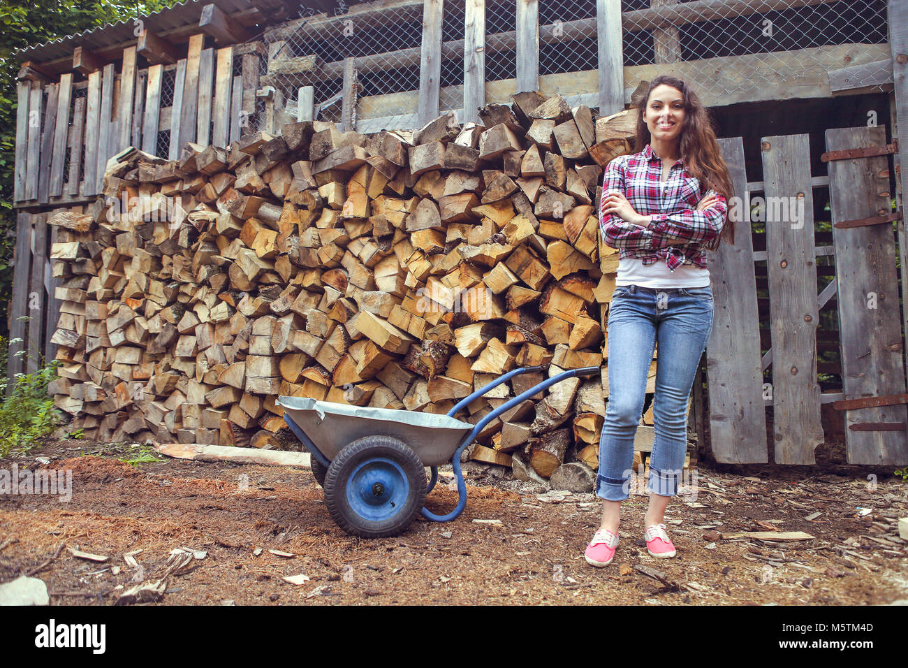 Алиса дров. Фотосессия с бревнами. Дрова. Алиса дров. Алиса дров.