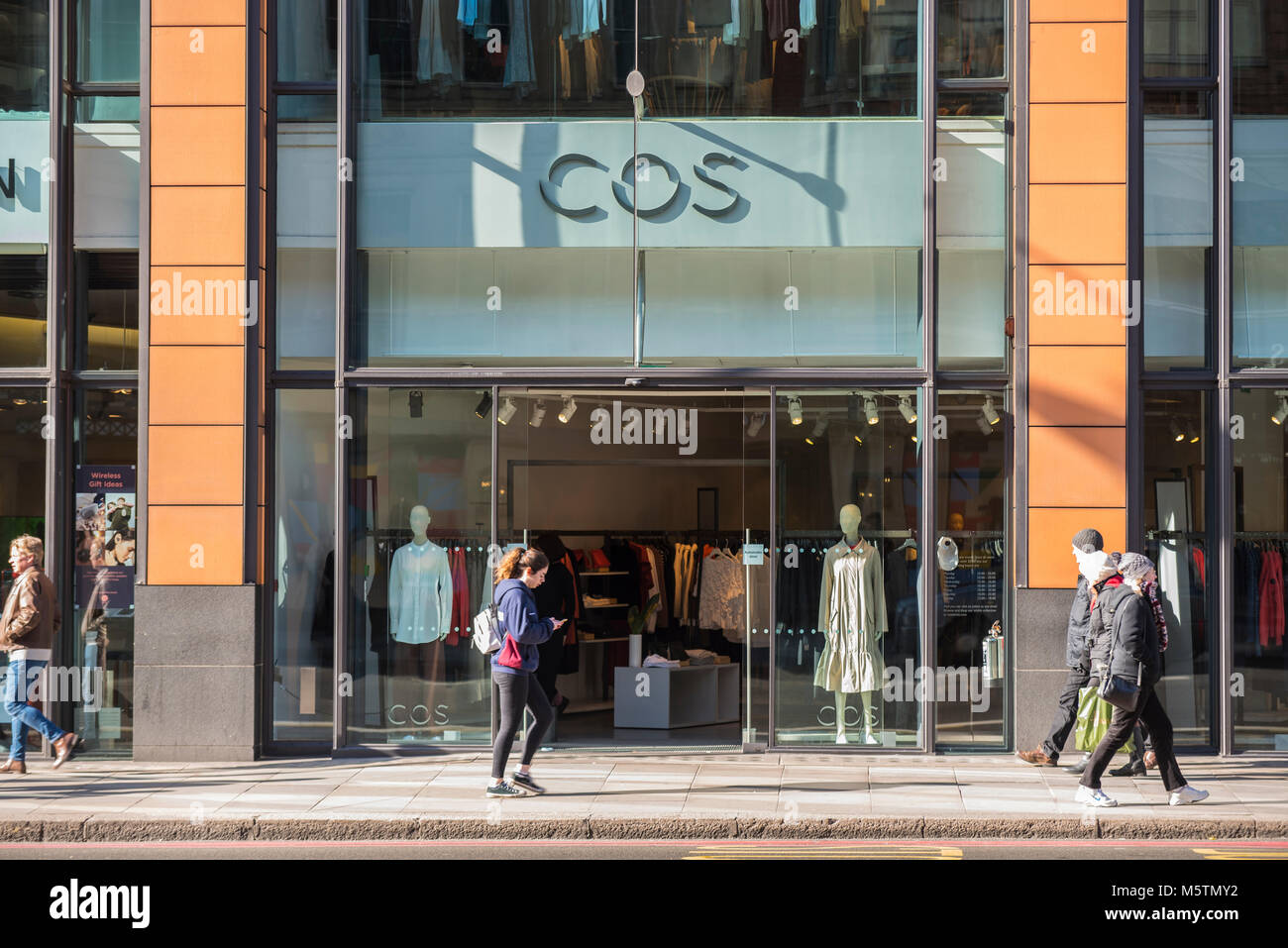 COS clothing shop store front in Brompton Road, Knightsbridge, London, UK.  Shoppers Stock Photo - Alamy