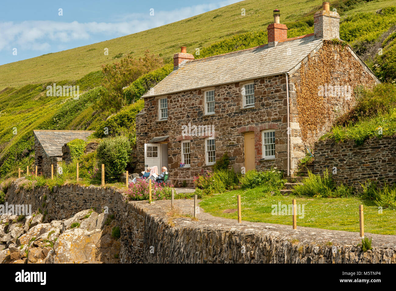 PORT QUIN, CORNWALL The pretty Quay Cottage Stock Photo Alamy