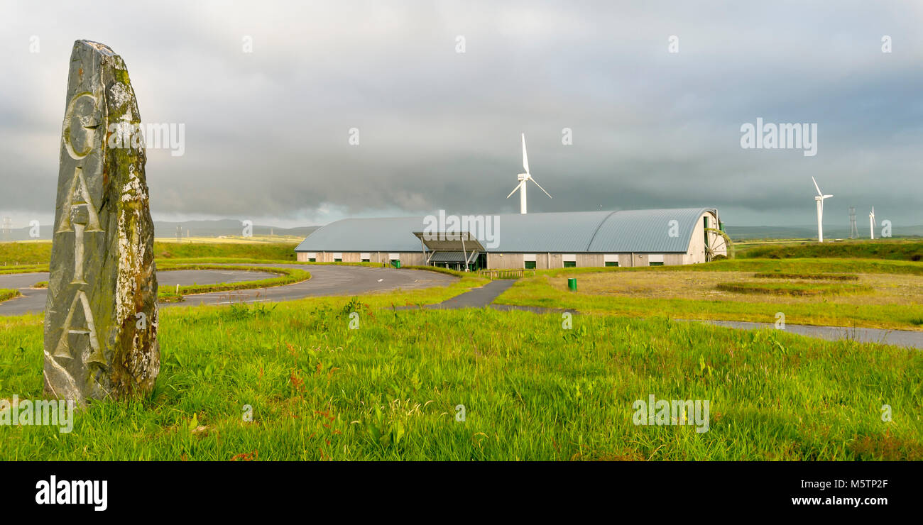 DELABOLE, CORNWALL:  The Delabole Wind Farm and the building that was formerly the Gaia Energy Centre Stock Photo