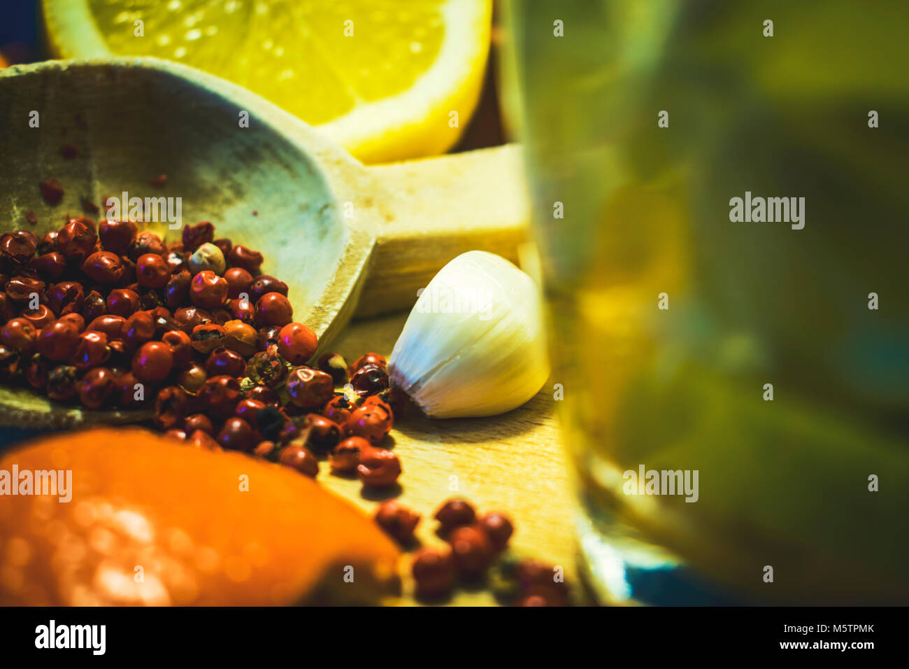 Natural treatment for colds and flu. Ginger lemon garlic tea against