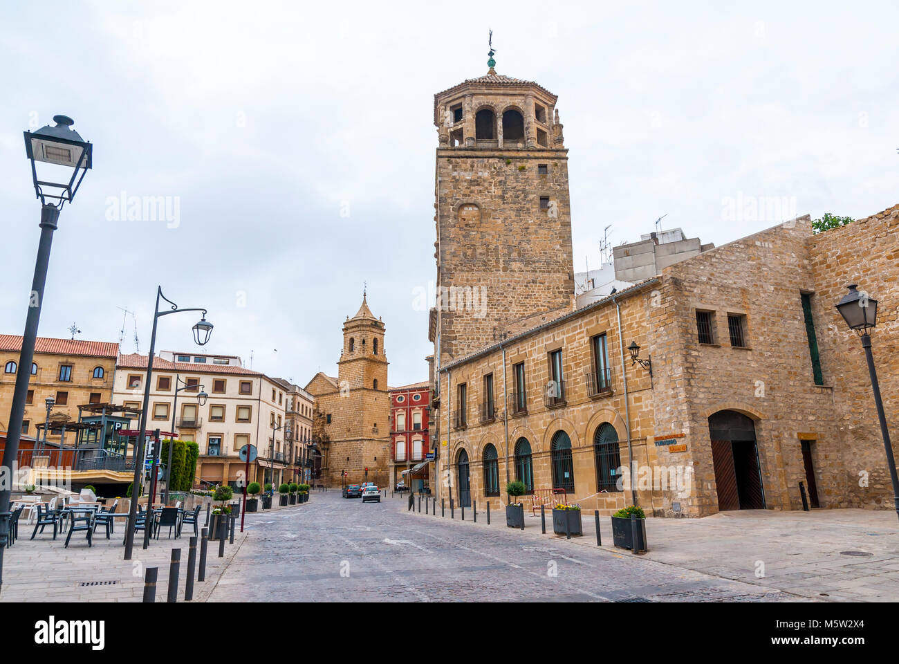 Torre del reloj e iglesia de la Santísima Trinidad al fondo. Úbeda. Jaén. Andalucía. España Stock Photo