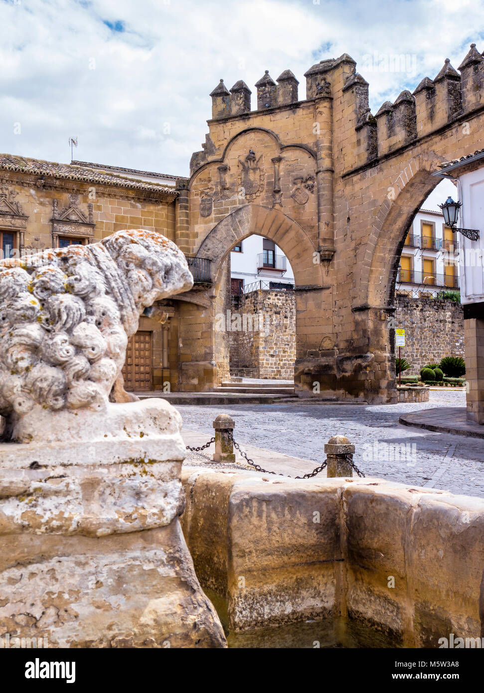 Plaza del Pópulo con la Fuente romana de los Leones, la Puerta de Jaén y el Arco de Villalar. Baeza. Jaén. Andalucía. España Stock Photo