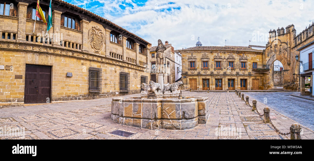 Plaza del Pópulo con la Fuente romana de los Leones y el Arco de Villalar. Baeza. Jaén. Andalucía. España Stock Photo