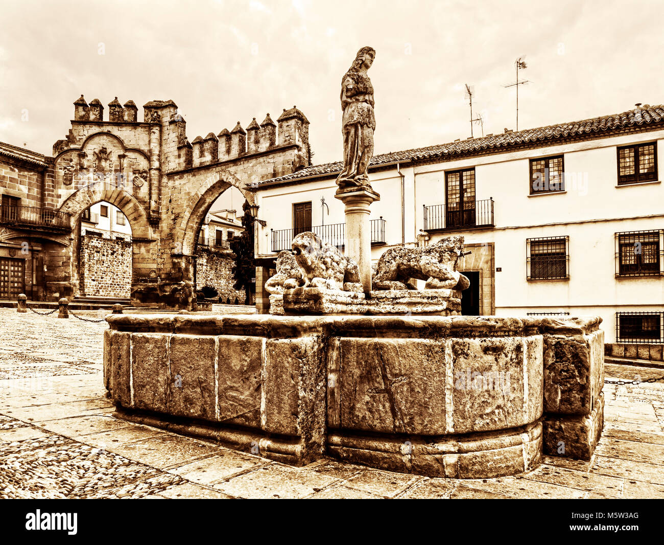 Plaza del Pópulo con la Fuente romana de los Leones y el Arco de Villalar. Baeza. Jaén. Andalucía. España Stock Photo