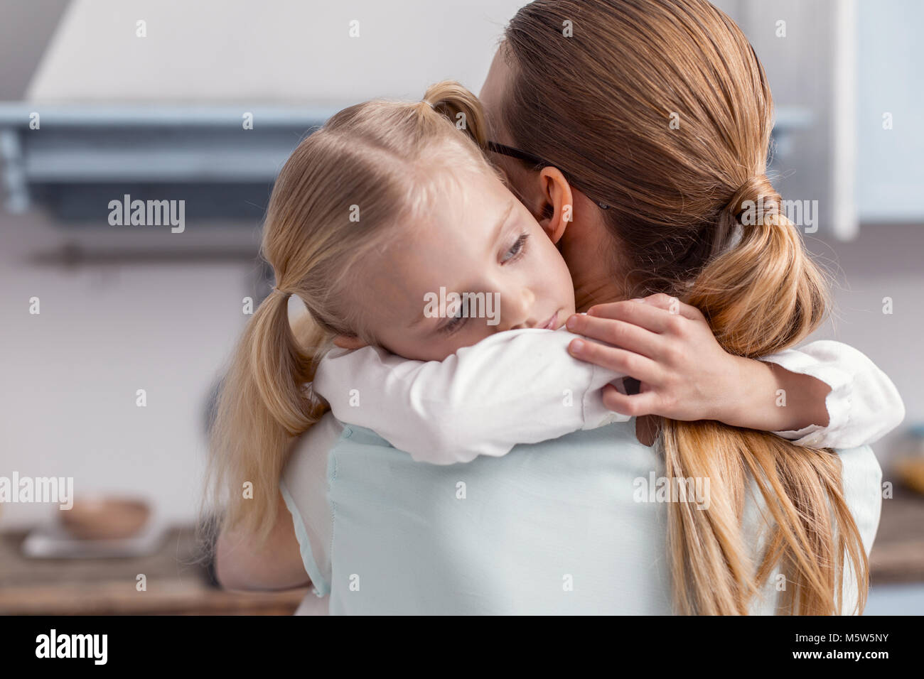 Мама изображает дочь. Девочка обнимает маму. Девочка обнимает маму в комнате для свиданий. Мать обнимает ребенка в больнице. Девочка обнимает маму и бабушку фото.