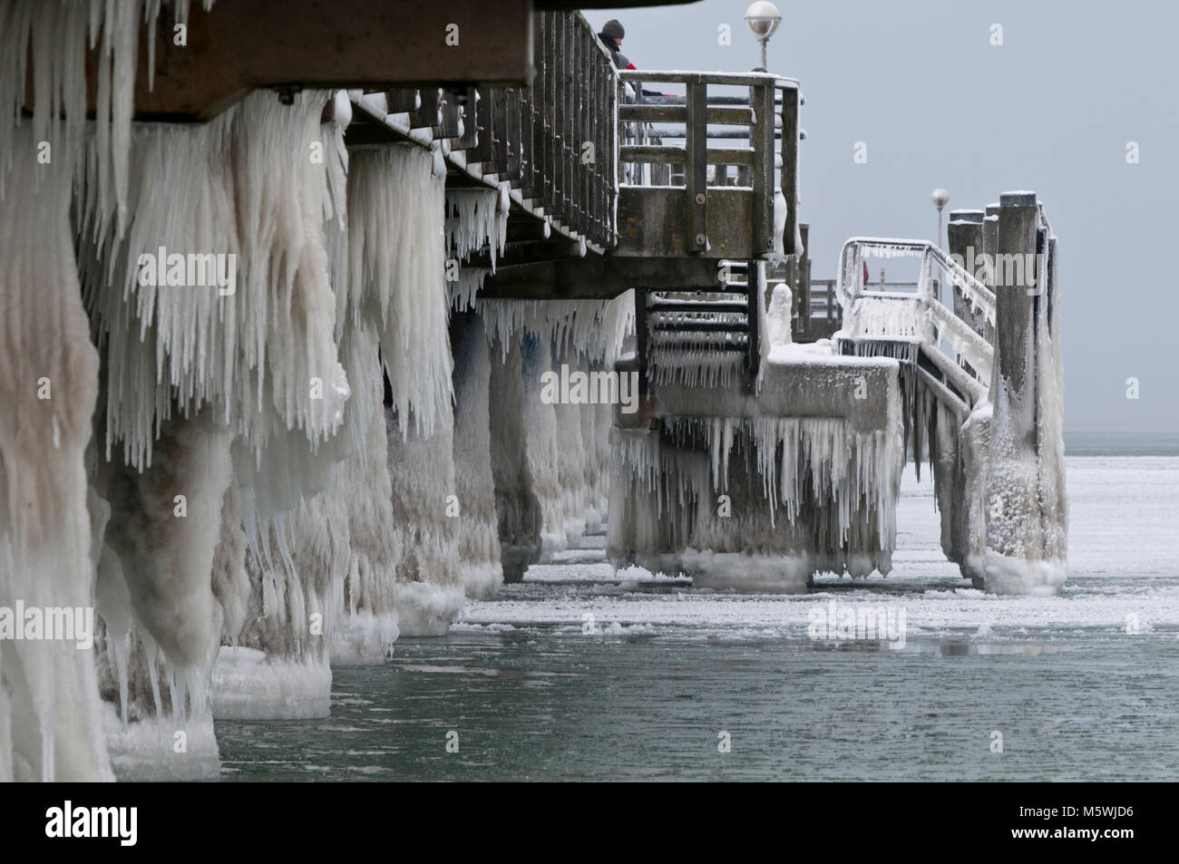 Graal-Müritz an der deutschen Ostseeküste bei starkem Frost mit Vereisungen an der Seebrücke und auf dem Meer Stock Photo
