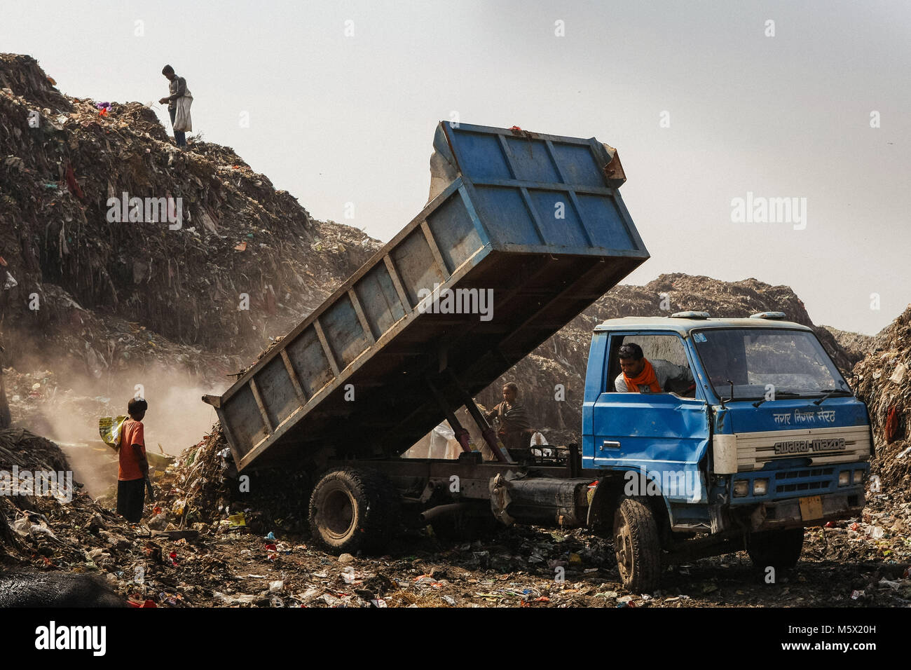 India garbage mountain hi-res stock photography and images - Alamy
